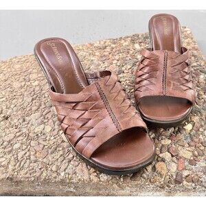 St. John’s Bay Women’s leather sandals Size 10 M Resort Coastal